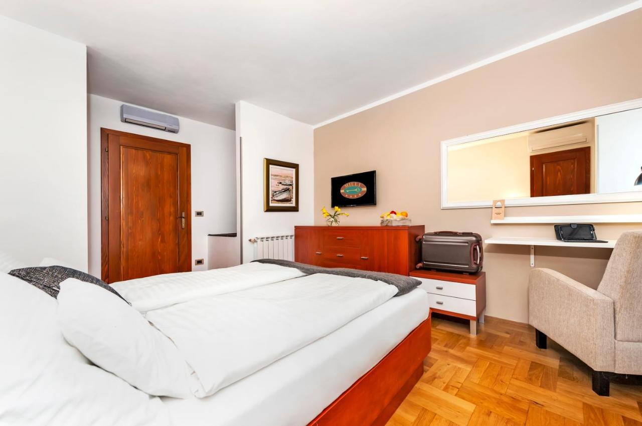 Villa Milli B&B Ровин Екстериор снимка