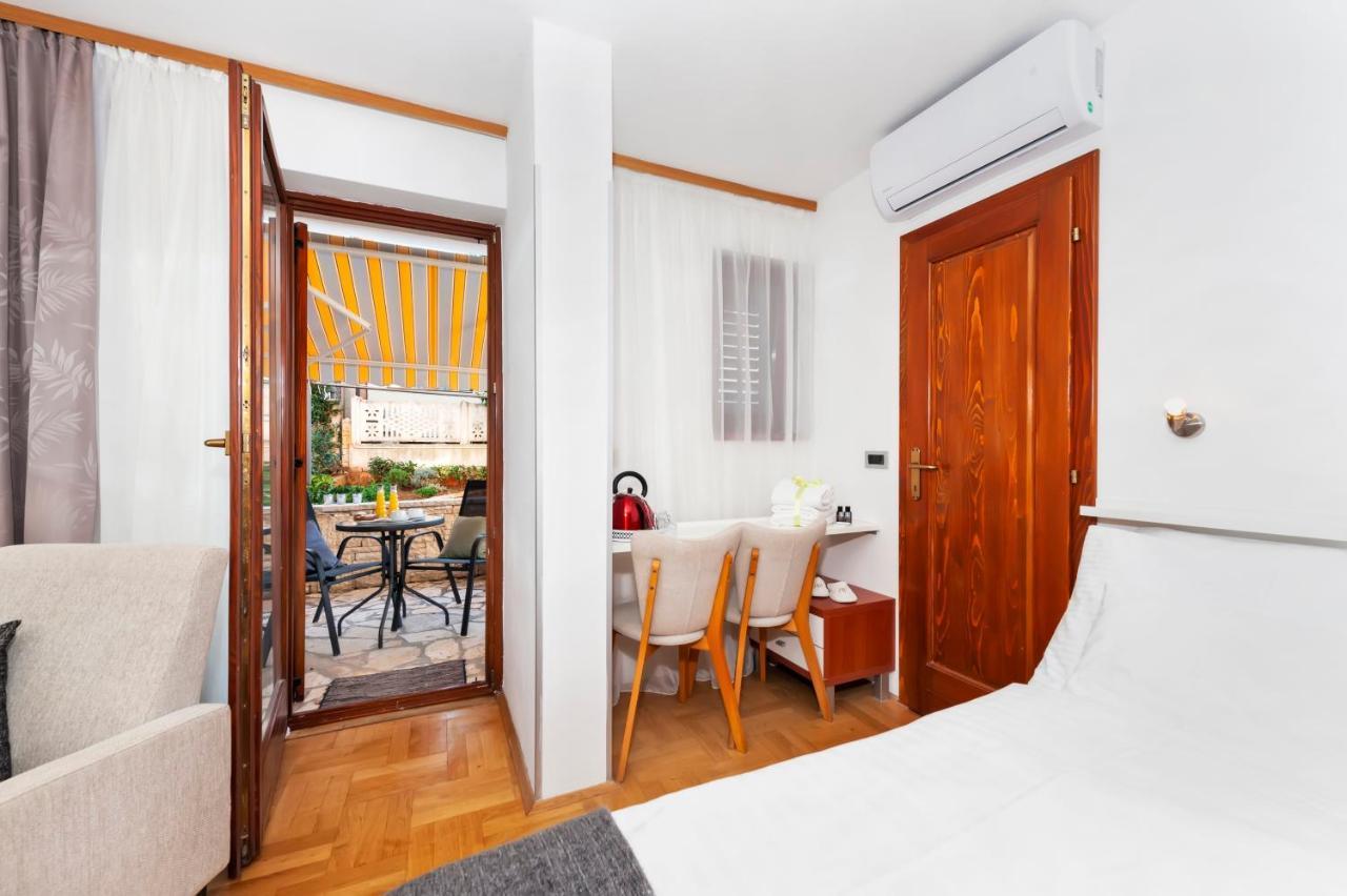 Villa Milli B&B Ровин Екстериор снимка