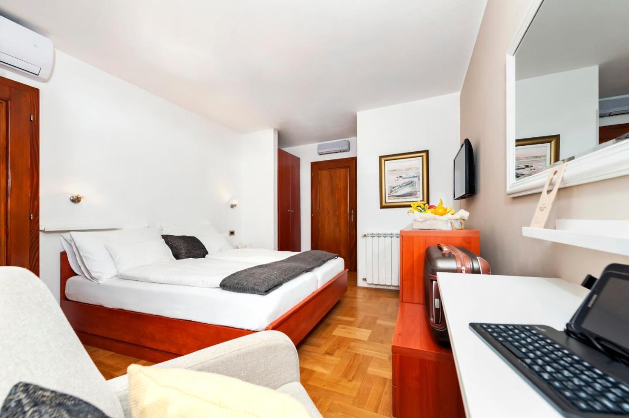 Villa Milli B&B Ровин Екстериор снимка