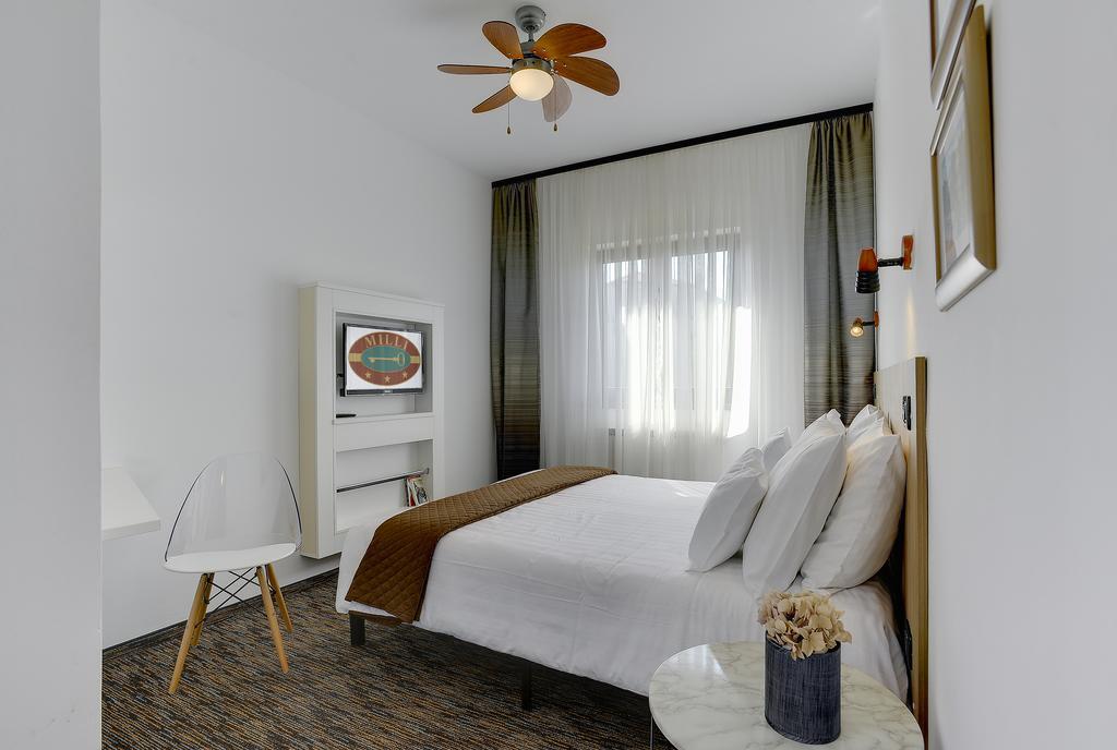 Villa Milli B&B Ровин Екстериор снимка
