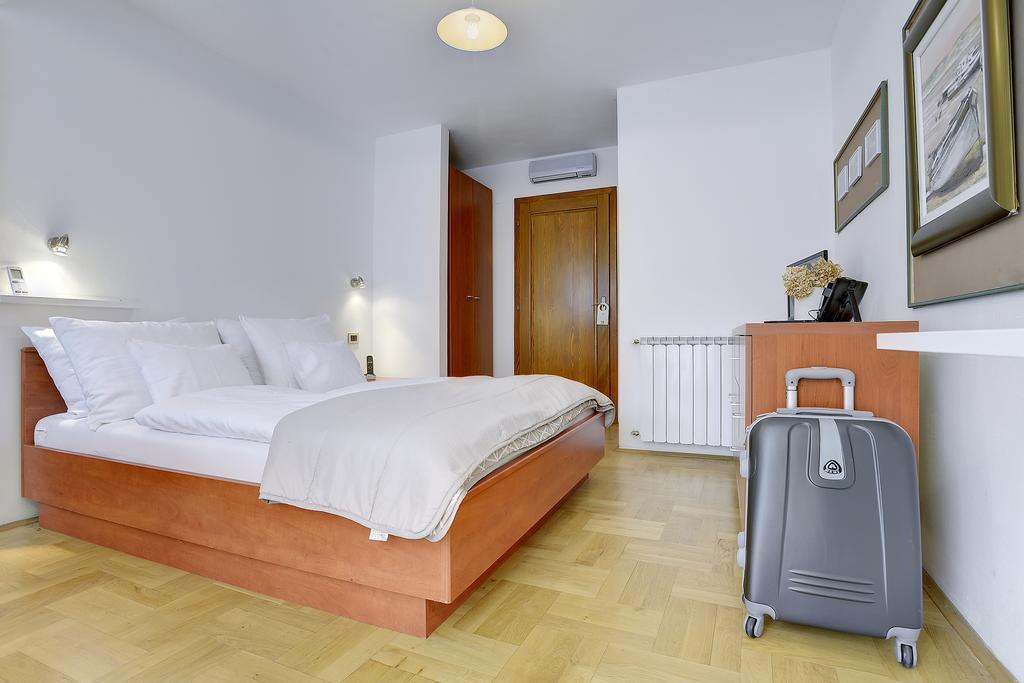 Villa Milli B&B Ровин Екстериор снимка